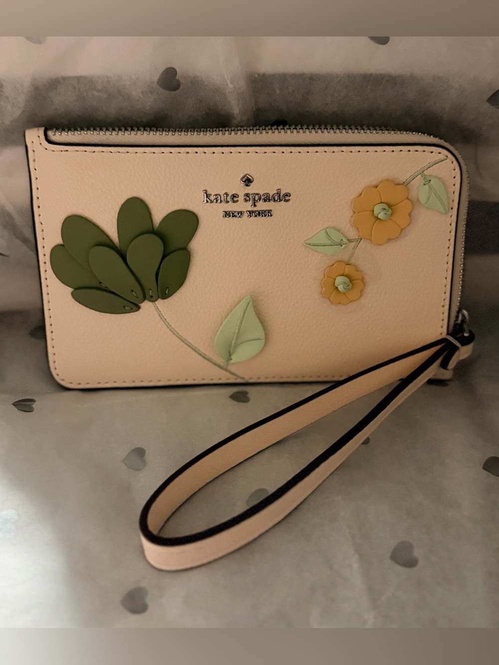 kate spade Cream Floral Appliqué Wristlet NWOT W54